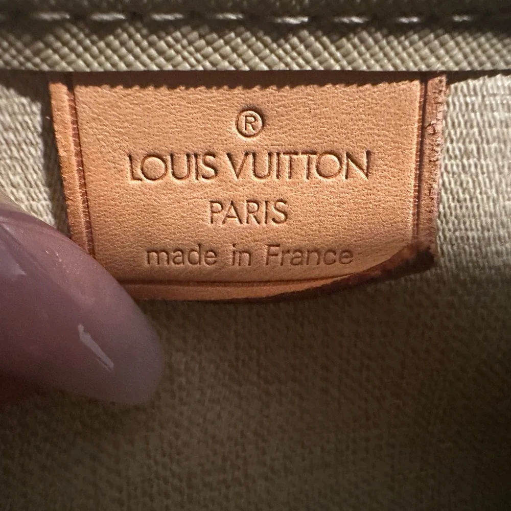 Louis Vuitton Deauville Handbag Monogram Canvas with 🔐 and bag tag. 🏷️ - Picture 13 of 13